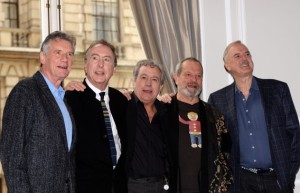 Van links naar rechts: Michael Palin (70), Eric Idle (70), Terry Jones (71) Terry Gilliam (72) en John Cleese (74). 